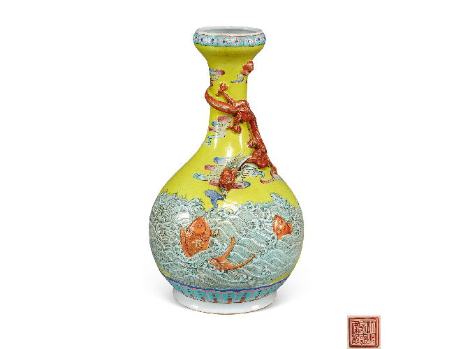 清同治  黃地粉彩凸雕魚躍龍門蒜頭瓶