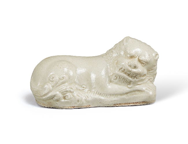 明  白釉獅型紙鎮(zhèn)