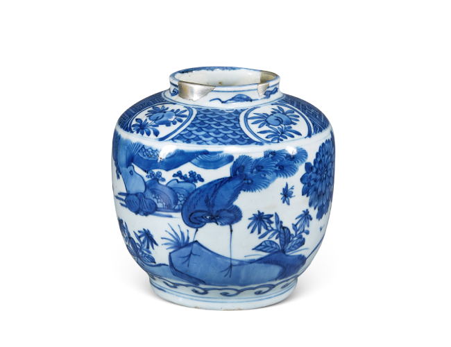 明萬厲  青花孔雀穿花圖罐
